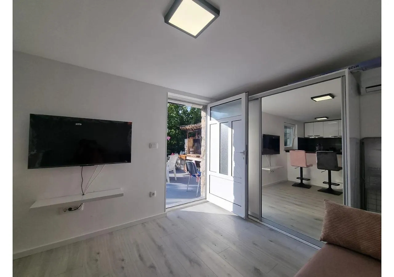 Apartman Luna - 50 M Od Mora Njivice